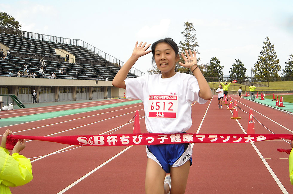 6年女子は大島さんが11分57秒の好タイムで制した。
