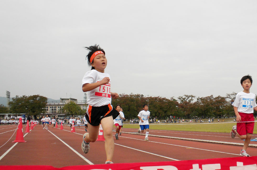 ハイレベルの1年女子は小林さんが6分41秒の好タイムで制した。