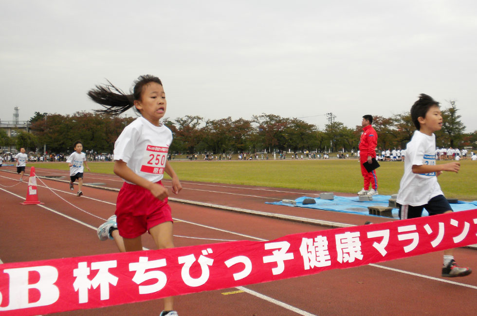 2年女子は松原さんが快走を披露。5分52秒の好タイムで独走Ⅴ。