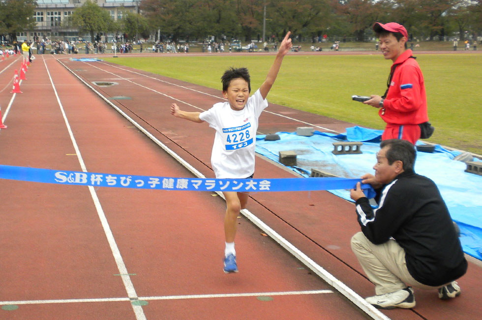 4年男子は長谷部くんが7分04秒の驚異的タイムで独走Ⅴ。