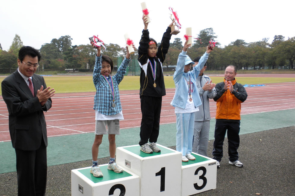 3年女子表彰。優勝は小林さん。7分46秒の韋駄天ぶり。2位猪俣さん8分16秒、3位住安さん8分17秒と好タイムだった。