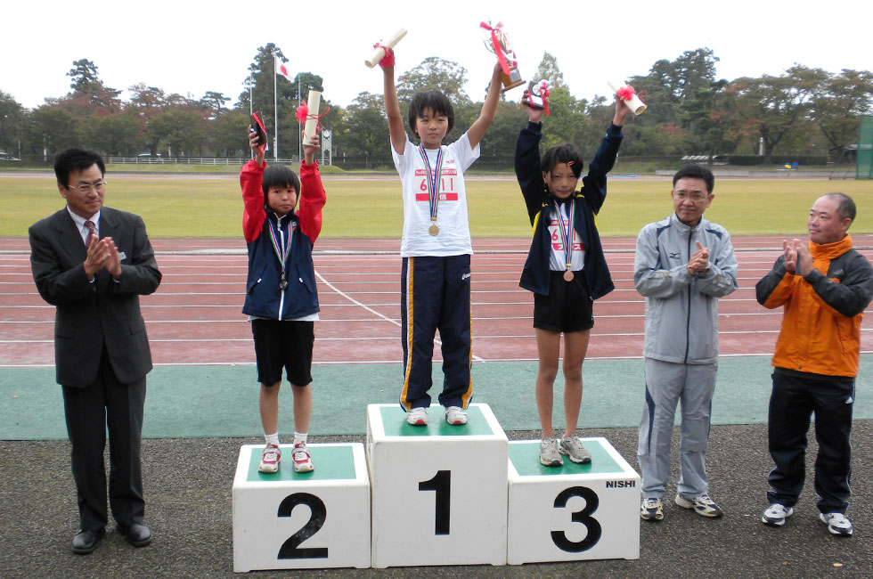 6年女子表彰。上原さんが2連覇。2位久住さん、3位大嶋さん。