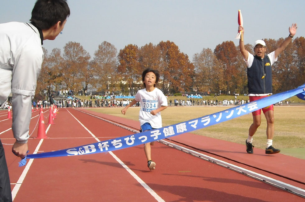 2年男子は簾内くんが独走Ⅴ。昨年度ランキング7位の5分42秒の好タイム。