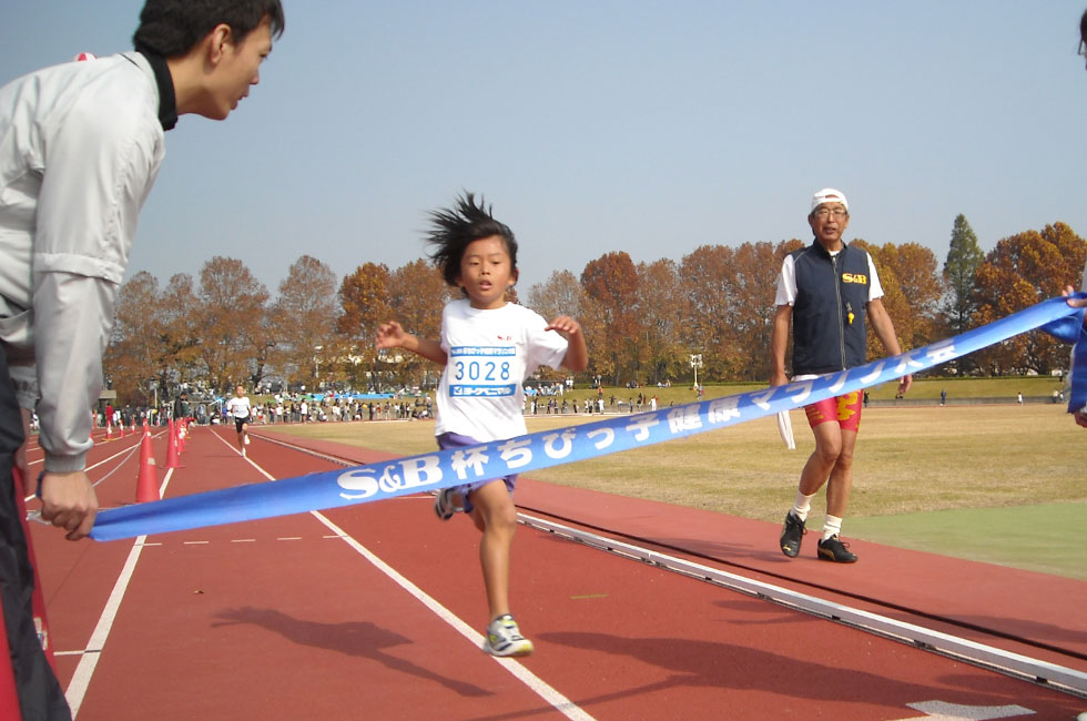 3年男子は下山くんが7分18秒（昨年度ランク5位）の好タイムで真壁くんとの接戦を制した。	