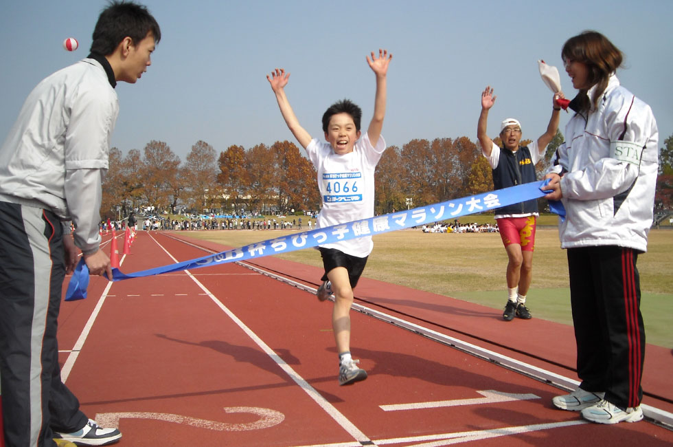 4年男子は星くんが独走Ⅴ。昨年度ランク4位の7分07秒を余裕でマーク。