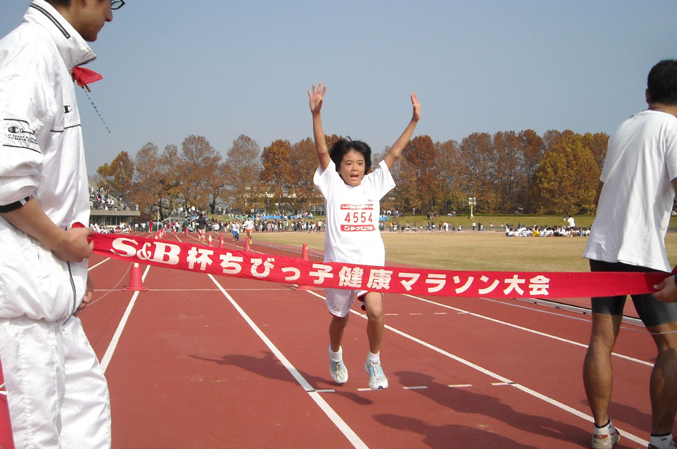 4年女子は小林さんが3連覇。7分18秒（昨年度4位）の好タイムをあっさりマーク。当分連覇が続きそうだ。