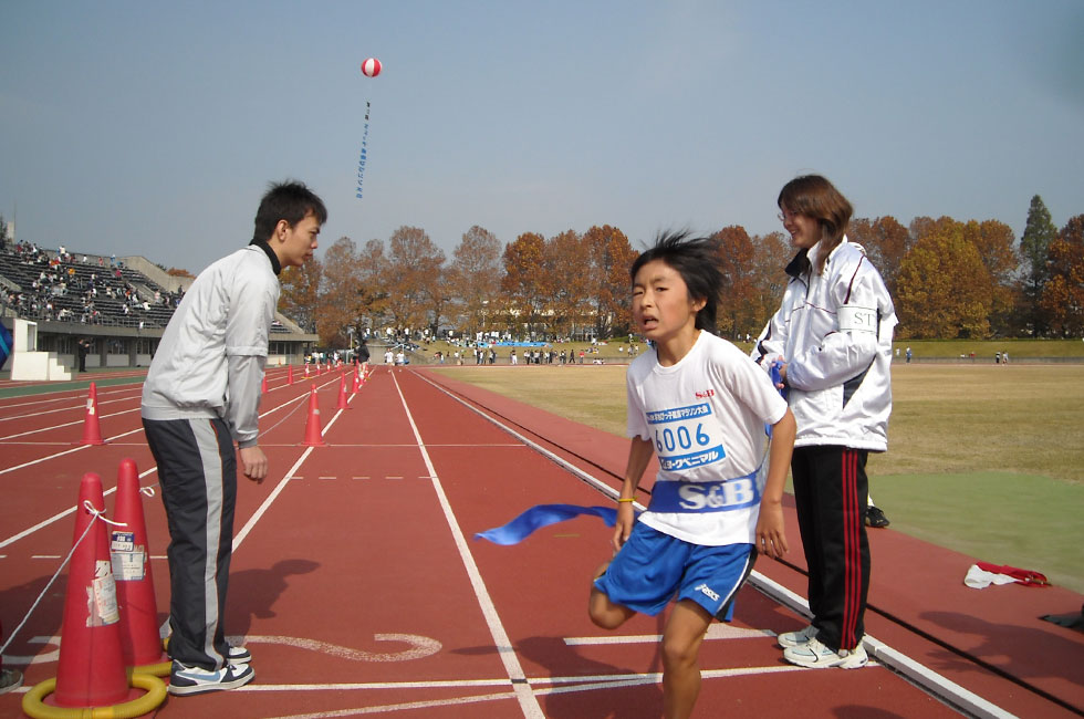 6年男子は簾内くんが10分22秒の好タイムで2連覇。