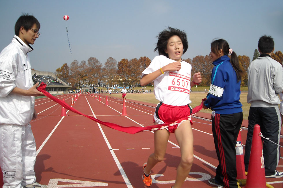 6年女子は榊原さんが11分06秒の好タイムで独走Ⅴ。	
