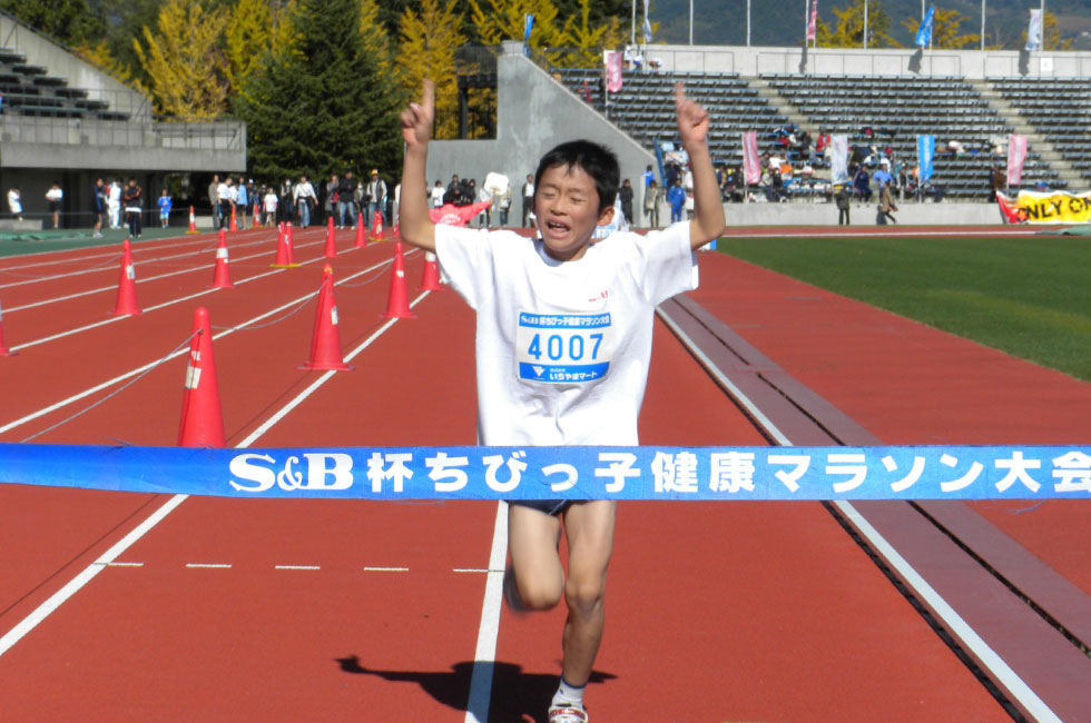 4年男子は雨宮くんがハイレベルを制し2連覇。7分20秒の好タイムをマーク。