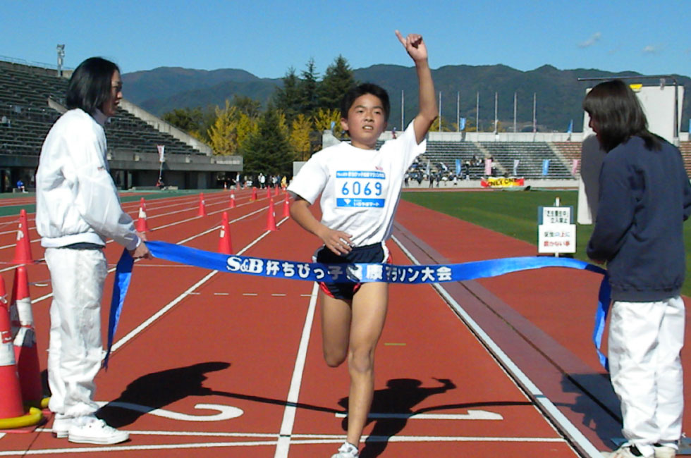 6年男子は昨年4位の藤巻くんが急成長。10分30秒の好タイムで初Ⅴ。