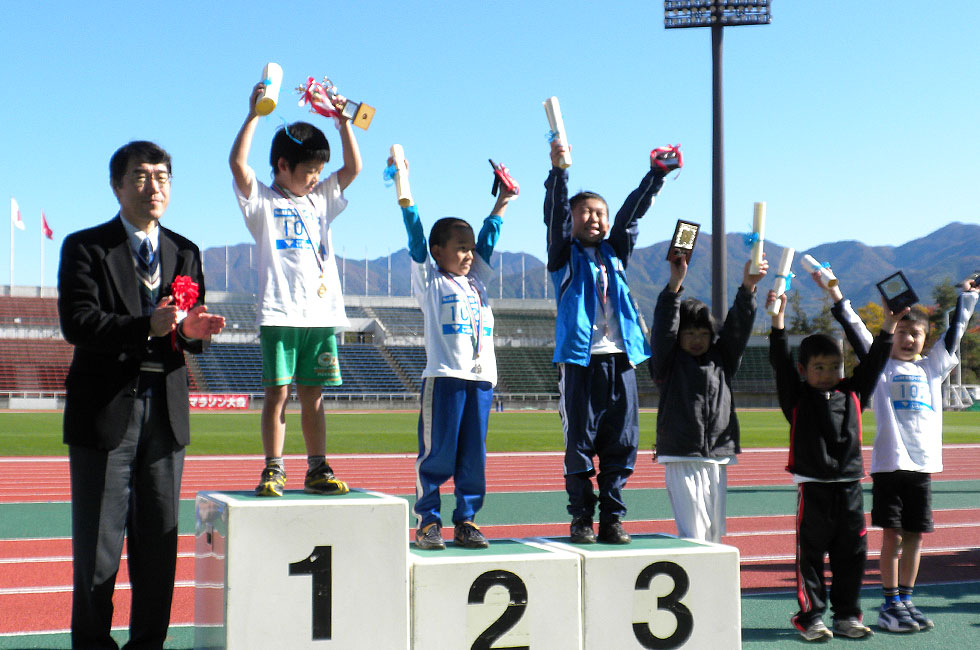 1年男子表彰。優勝は稲岡くんで6分26秒の好タイムだった。1秒差で橘田くんが続いた。