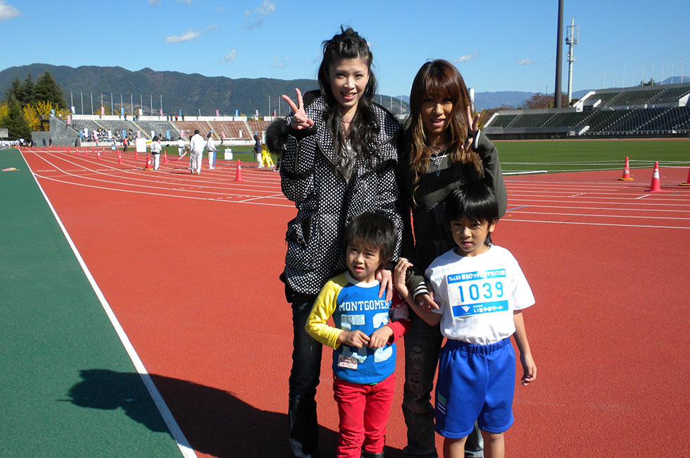 懐かしい顔ぶれも…。92年、93年山梨大会6年優勝者の高野姉妹。母となって会場を訪れてくれた。今回、姉の樹里さんのご子息が参加。	