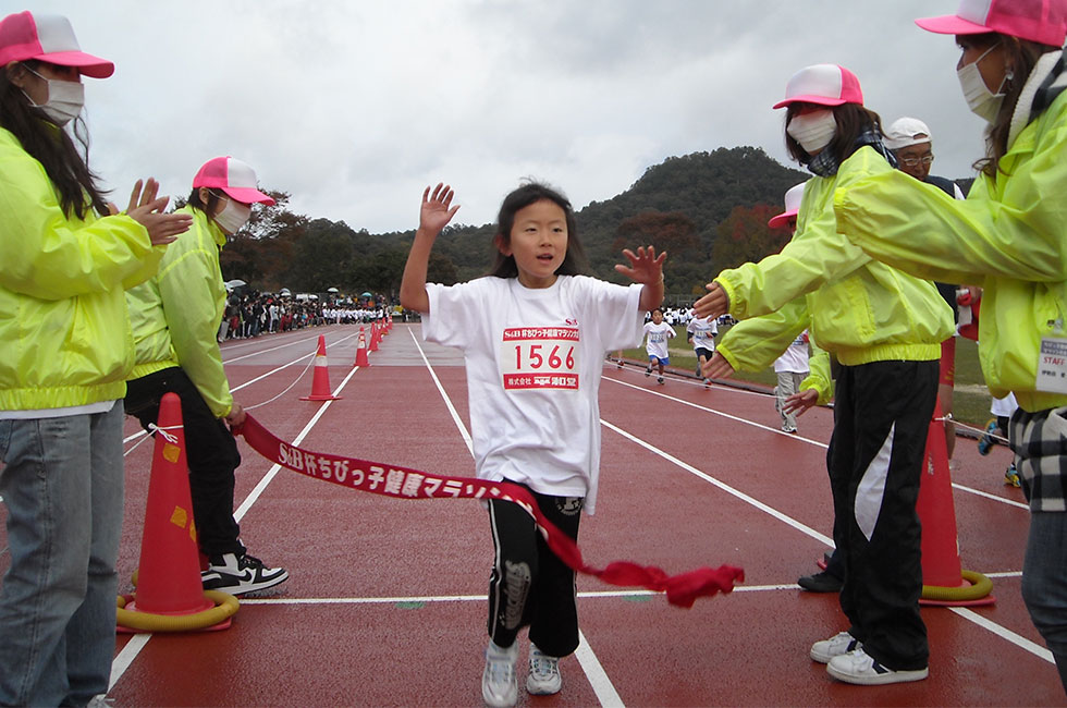 1年女子は園田さんが7分01秒の好タイムで独走Ⅴ。