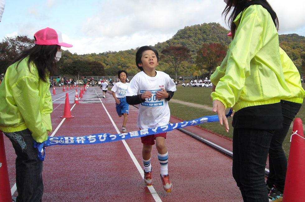 2年男子は昨年1位、2位のマッチレースに。今回は昨年2位の木村くんがリベンジ成功。