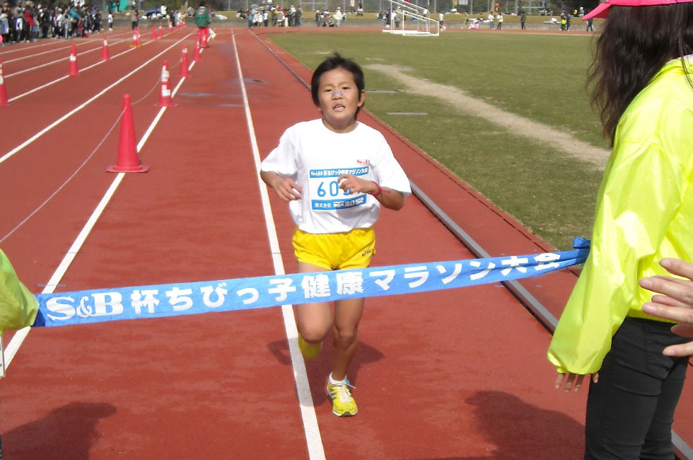 6年男子は山本くんが10分39秒の 好タイムで独走Ⅴ。