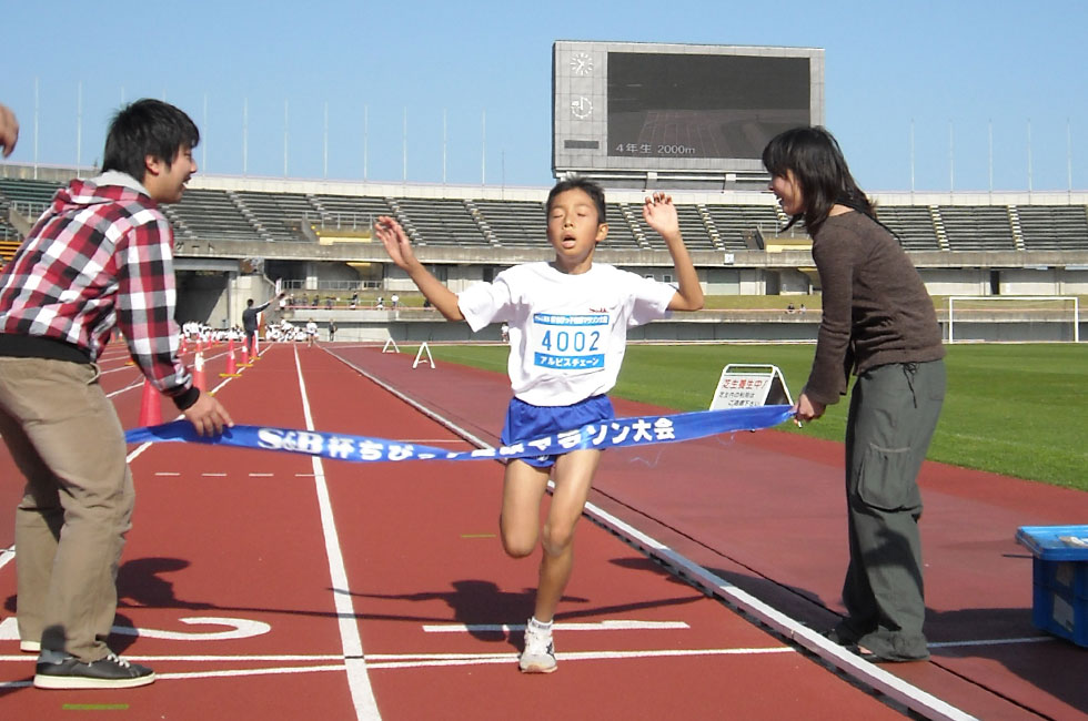 4年男子は宮崎くんが6分56秒の素晴らしいタイムで独走Ⅴ。