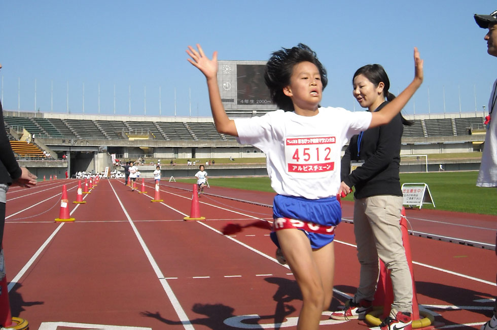 4年女子は宝田さんが3連覇。タイムも7分36秒の好タイムをマーク。