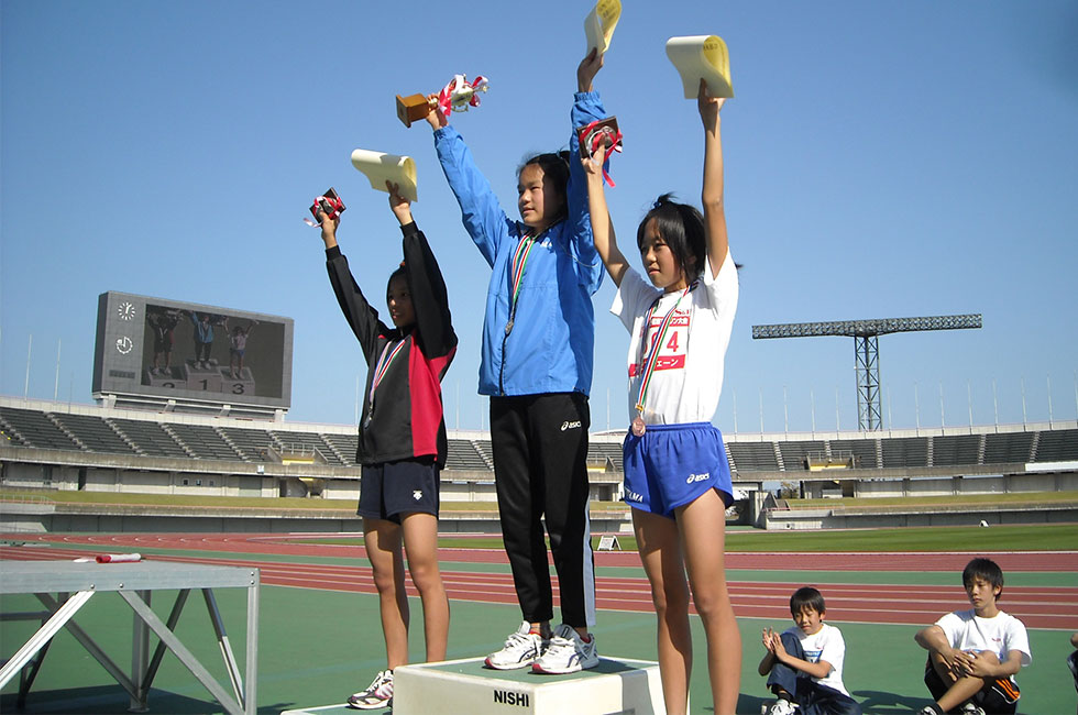 6年女子表彰。宝田さんが5連覇達成！2位白川さん、3位中村さん。