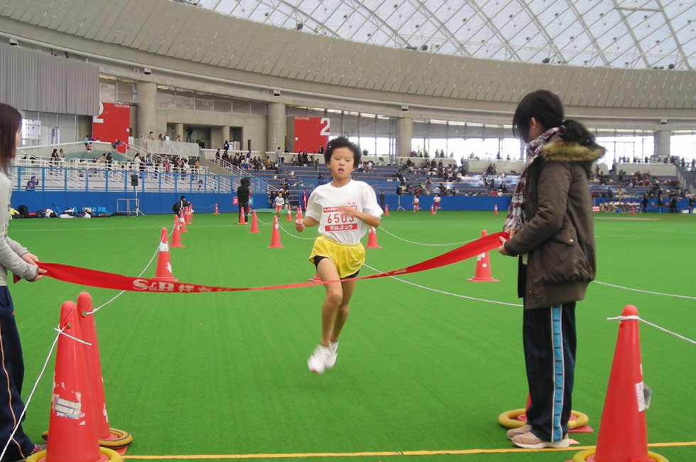 6年女子は富田さんが10分52秒（昨年度7位）の快走を披露し、ハイレベルを制した