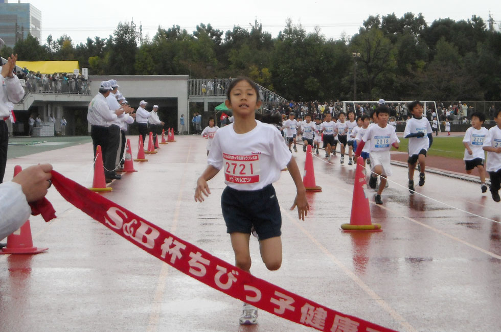 2年女子は山西さんが5分55秒の好タイムで2連覇。