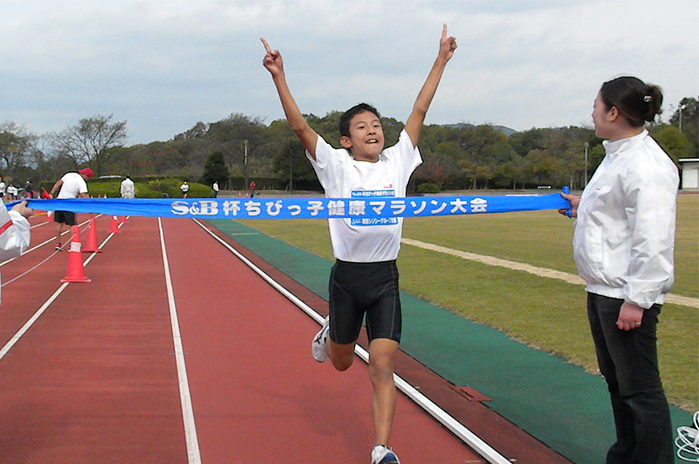 6年男子は黒川くんが2連覇。タイムも10分30秒の好タイムをマーク。