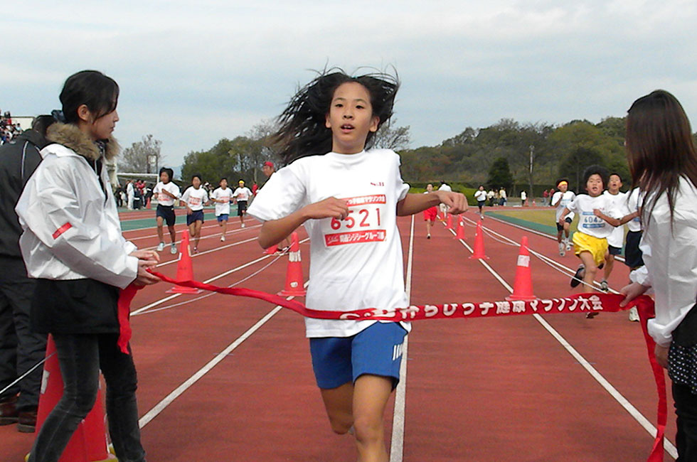 6年女子は毛利さんが11分02秒の好タイムで初優勝。