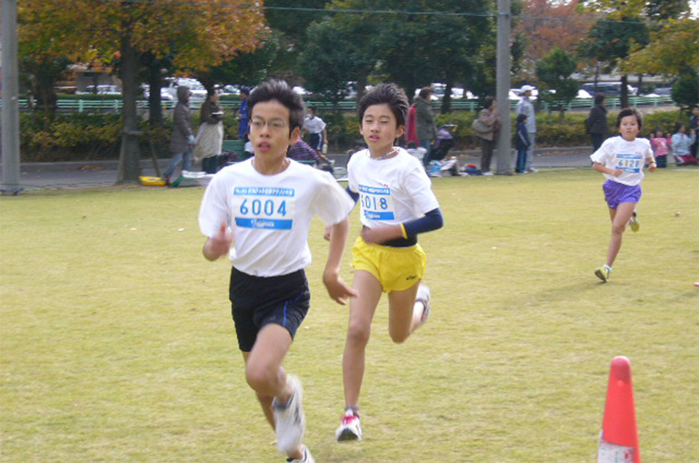 6年男子は飯島くんが追走する橋本くんを 徐々に引き離し独走Ⅴ。10分07秒のタイムも立派。