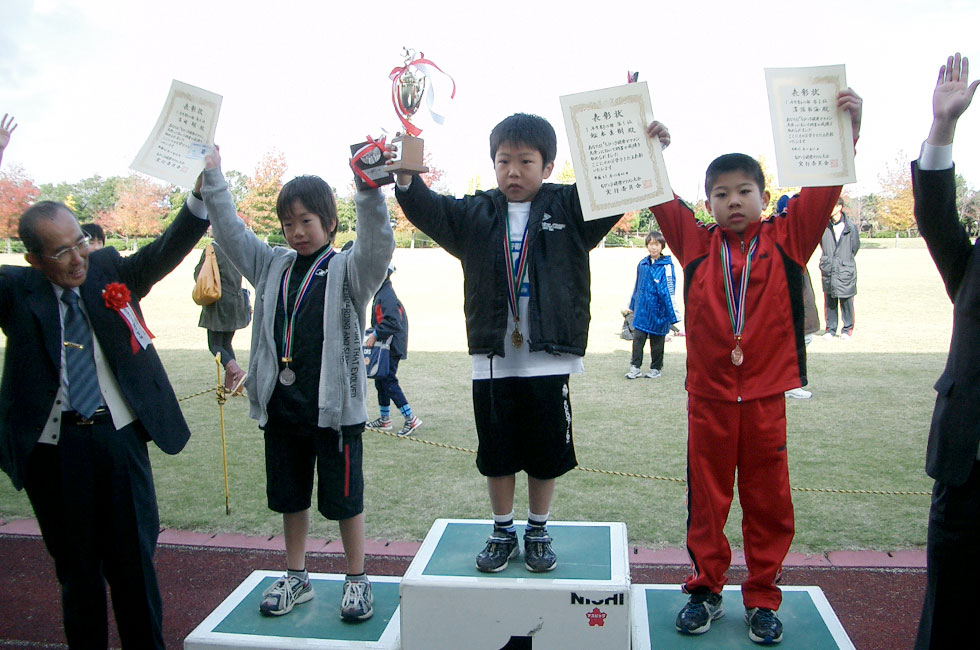 1年男子表彰。優勝は松本くんで6分14秒の好タイム。2位宮崎くん、3位澤潟くん。