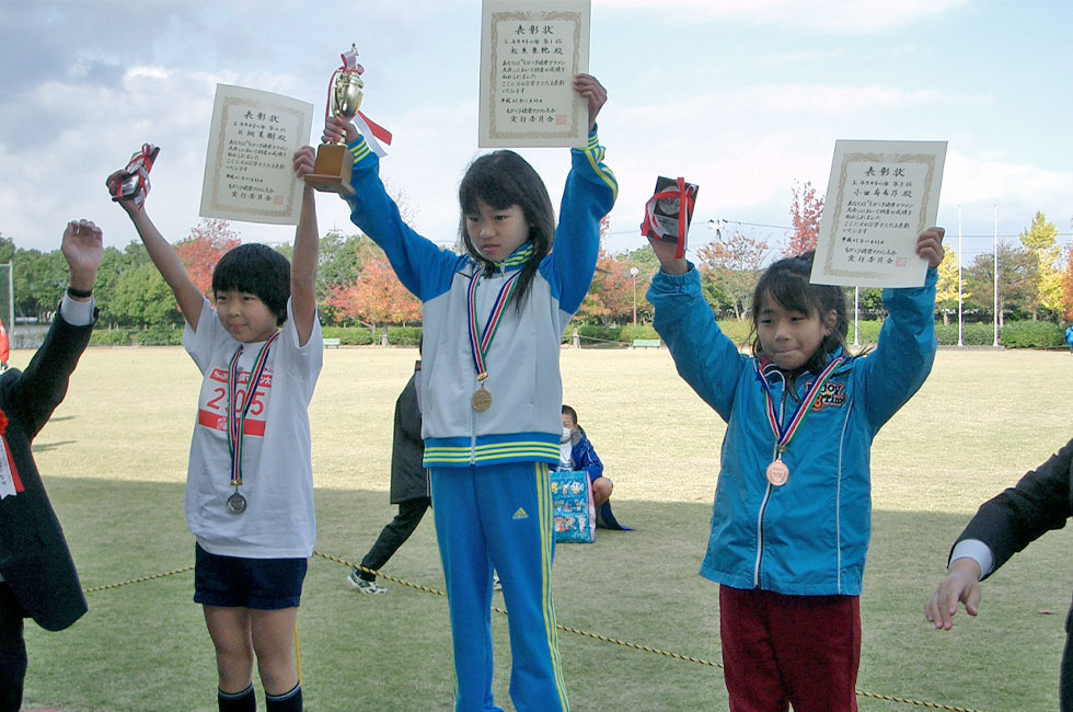 2年女子表彰。昨年3位の松原さんが6分06秒と躍進Ⅴ。2位片桐さん、3位小田さん。
