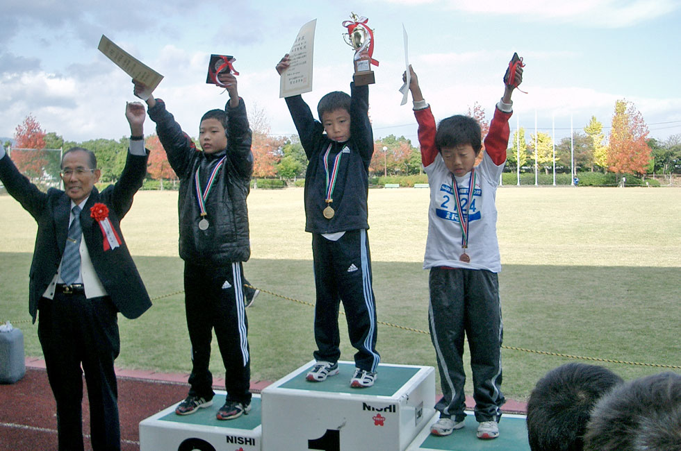 2年男子表彰。松居くんが5分59秒の好タイムで2連覇。2位加藤くん、3位牧田くん。