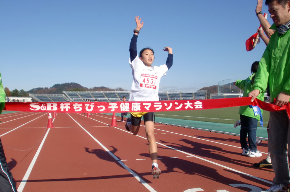 4年女子は額田さんが独走で3連覇。タイムも7分29秒の好タイムをマーク。