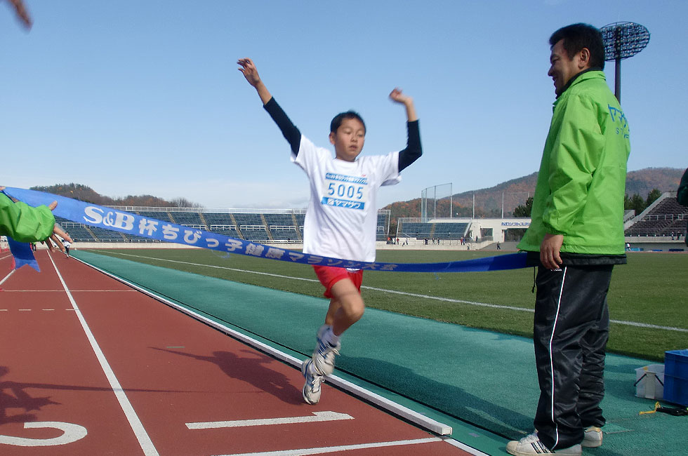 5年男子は齋藤くんが11分04秒の好タイムで昨年2位からワンランクアップ。