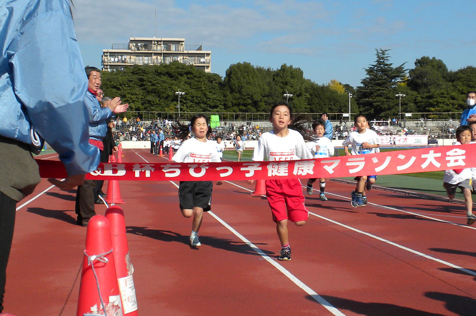 1年女子の優勝争いは接戦に。僅差で久保さん（右）が松田さんに先着。