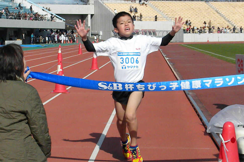 3年男子は松下くんが3連覇。独走で7分25秒の好タイムをマーク。