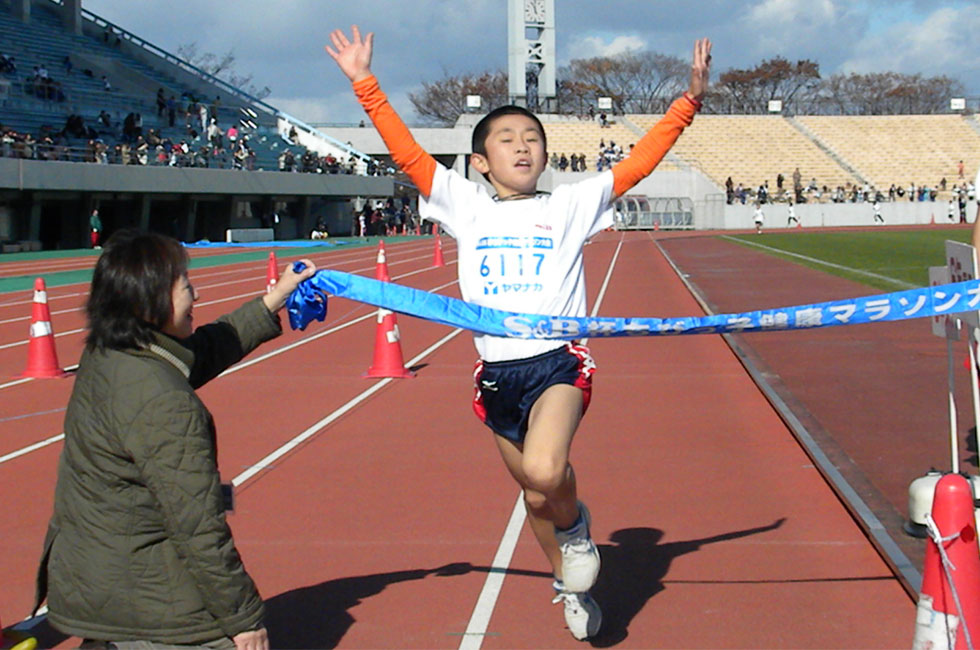 6年男子は昨年3位の横山くんが力をつけ10分36秒の好タイムで独走Ⅴ。