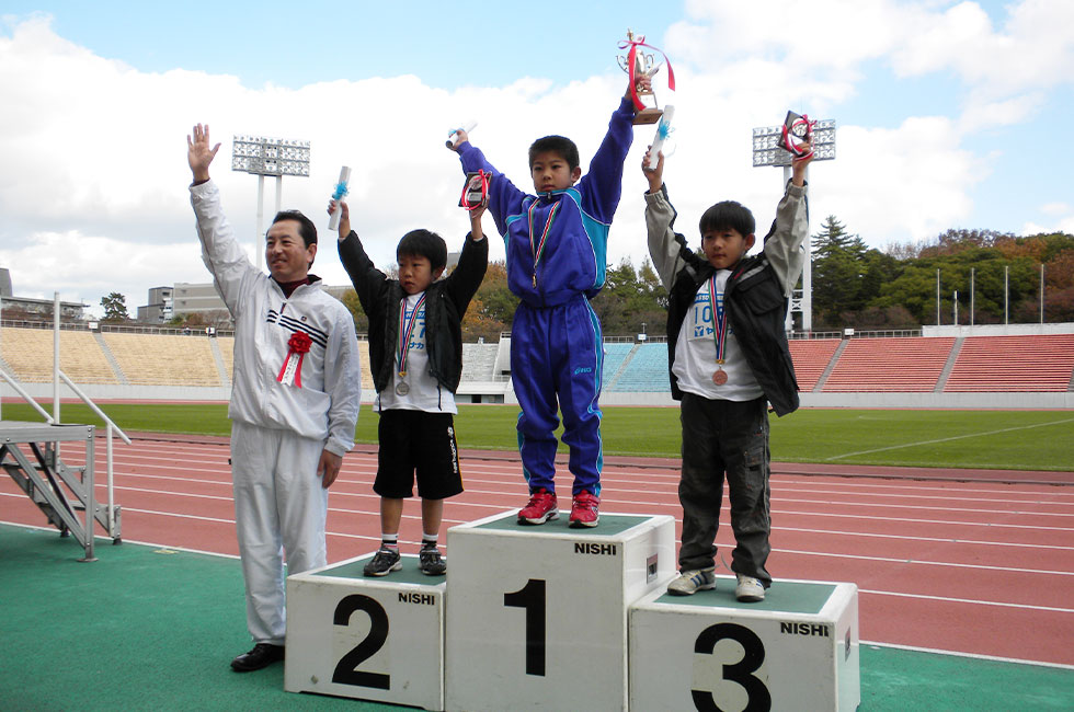 1年男子表彰。優勝は澤潟くんで今年度最高タイムをマーク。2位松本くん5分51秒、3位友成くん6分15秒と全国レベルの好タイムだった。