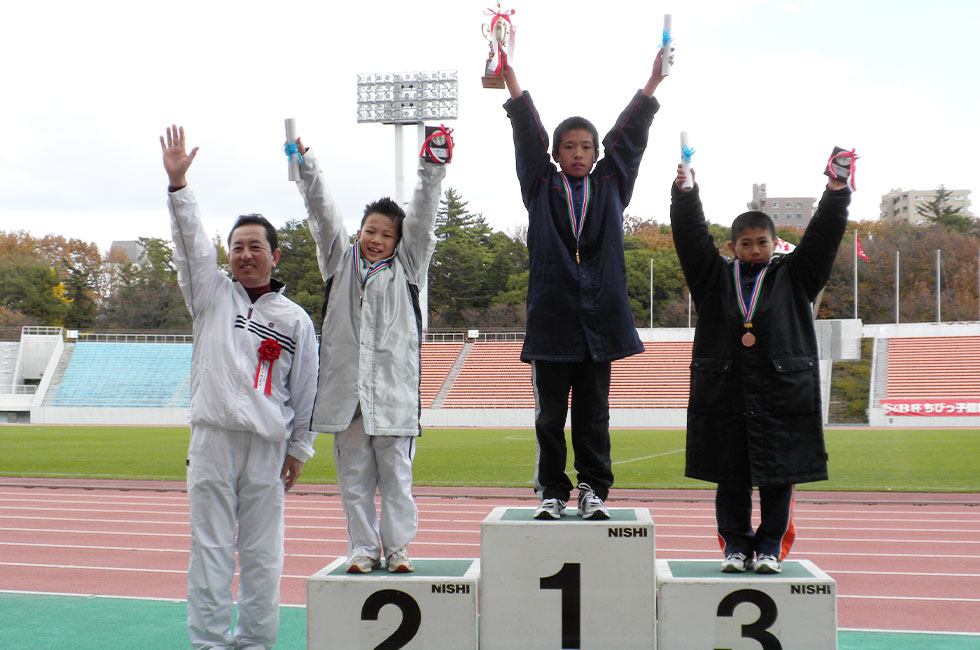 4年男子表彰。優勝は伊藤くんで6分56秒の驚異的タイムだった。2位長谷部くん７分０３秒、3位清水くん7分18秒と好タイムでの決着となった。