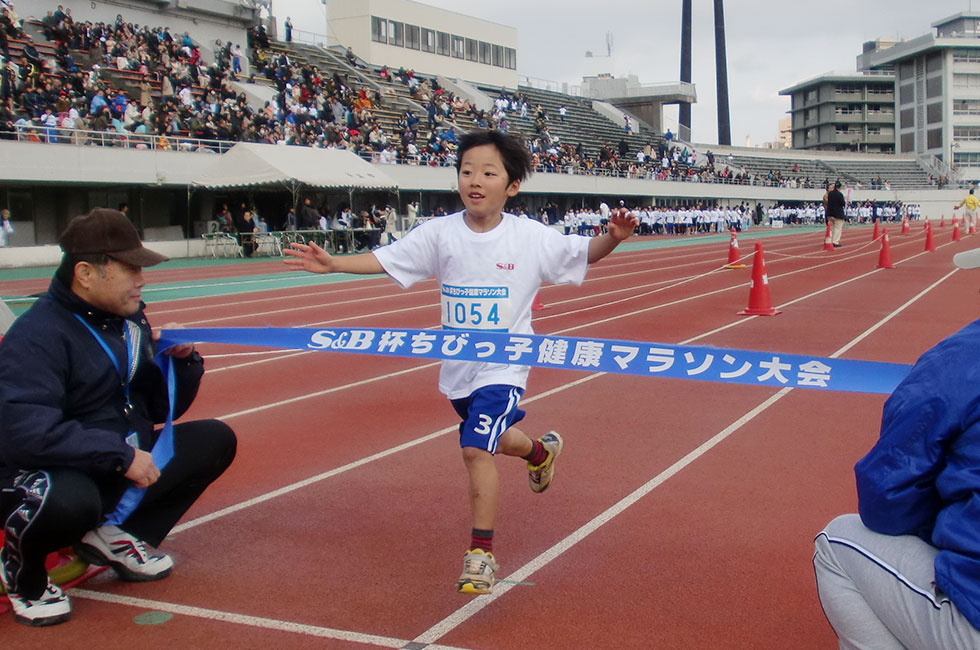 1年男子は榎本くんが6分33秒の好タイムで独走Ⅴ。