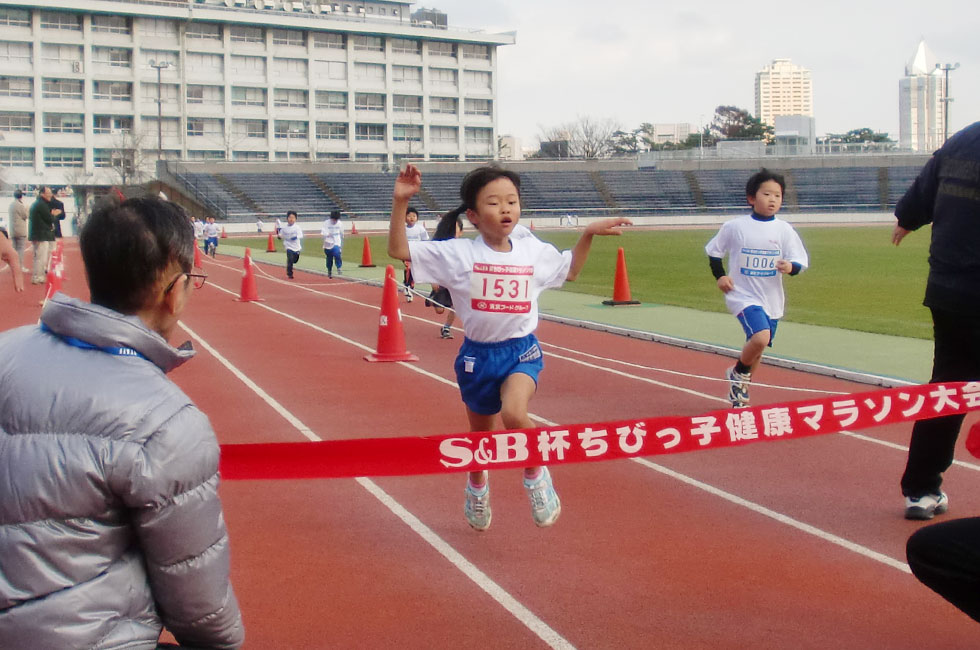 1年女子は岩澤さんが6分56秒の好タイムで独走Ⅴ。