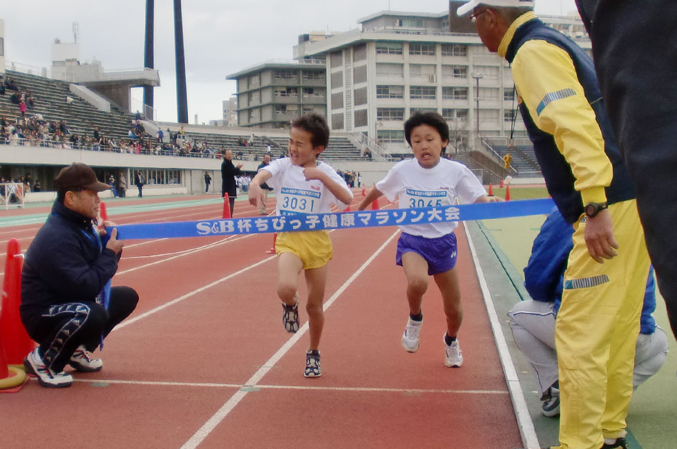 3年男子は阿部くんが長谷川くんとの接戦を制し3連覇。タイムも7分39秒の好タイム。