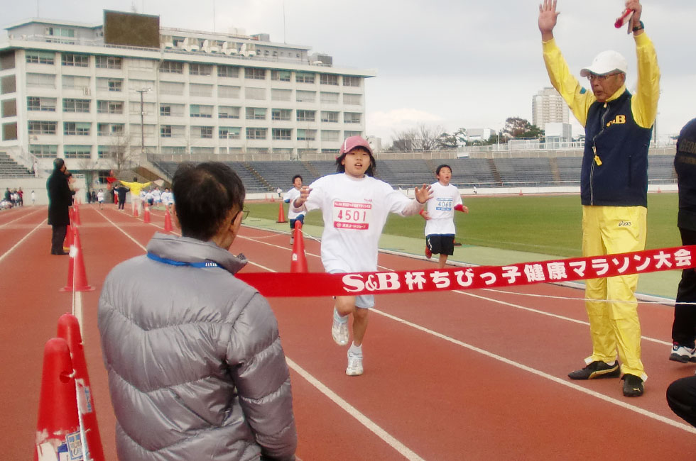 4年女子は竹内さんが7分56秒の好タイムで独走Ⅴ。