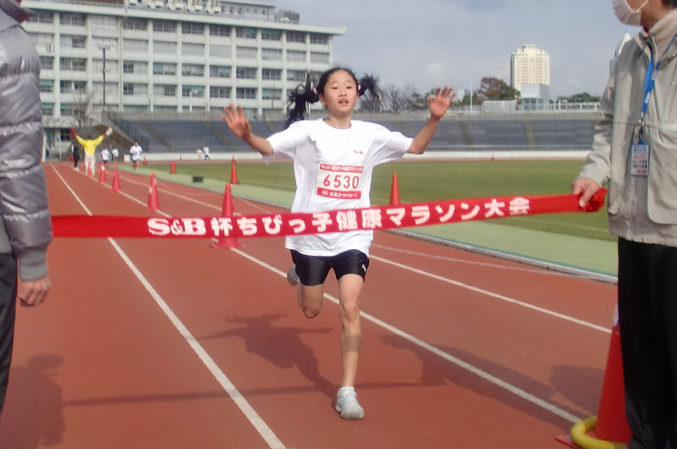 6年女子は榎さんが独走Ⅴ。11分26秒の好タイムをマーク。