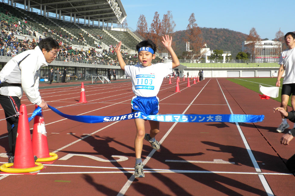 1年男子は三宅くんが独走Ⅴ。タイムも6分03秒と速い！