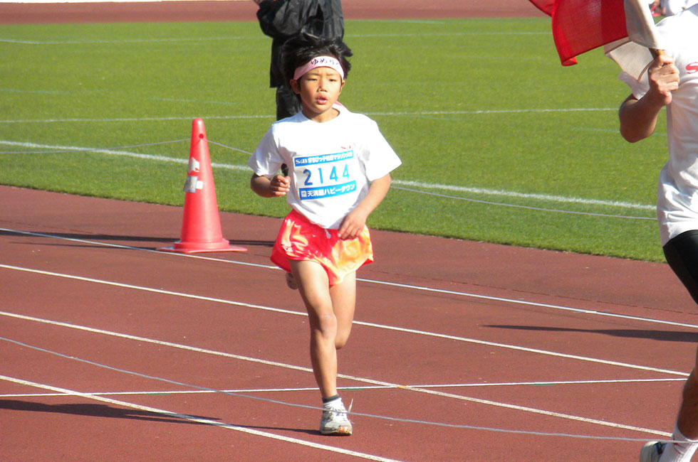 2年男子は蓬くんが積極的に先行し、5分48秒の好タイムで圧勝。