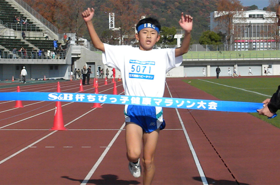 5年男子は中川くんが大ブレイク。10分26秒の素晴らしい記録で独走Ⅴ。