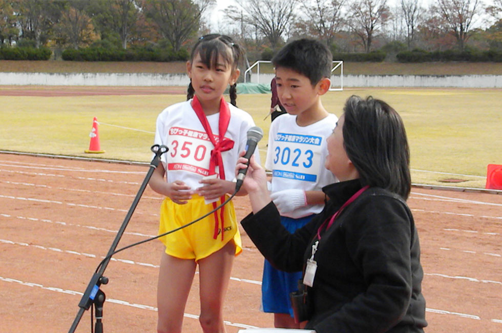 3年男女優勝インタビュー。男子は坂元くんで7分29秒の好タイムをマーク。女子は浅田さんで7分54秒の好タイムだった。