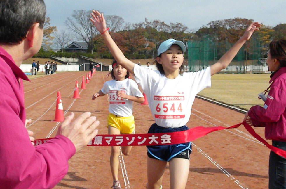 6年女子は層の厚いハイレベルを 岸本さんが11分13秒の好タイムで制した。