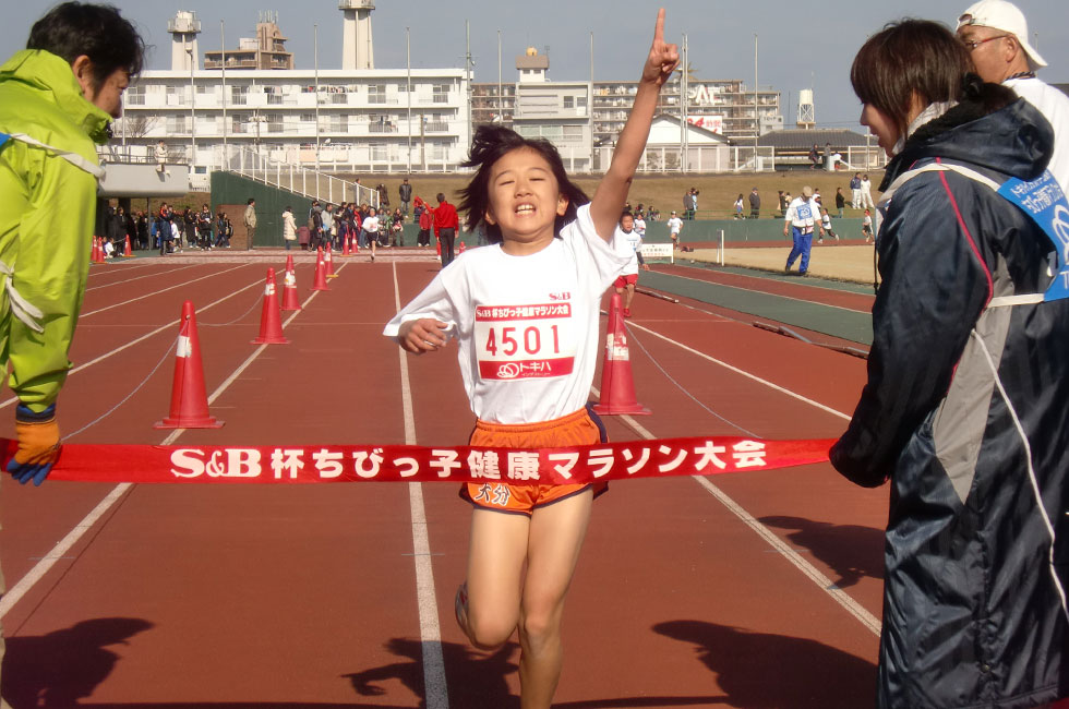 4年女子は安部さんが4連覇。7分28秒の好タイムで会心のフィニッシュ！