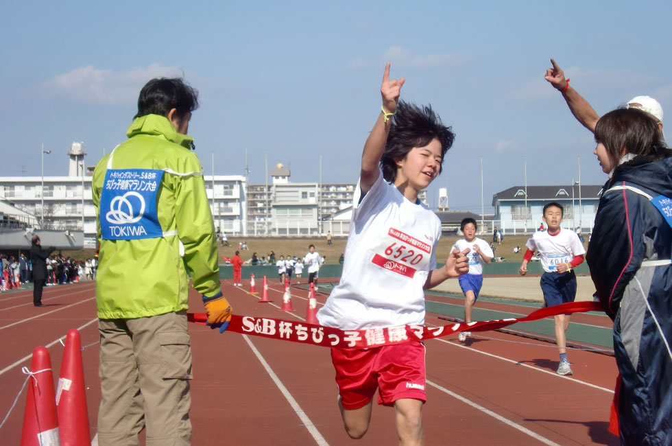6年女子は中山さんが独走で3連覇。タイムも11分12秒の好タイムをマーク。