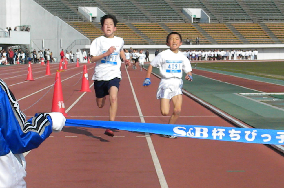 4年男子は接戦の末、井内くん（左）が藤本くんに僅差先着し3連覇。二人のフェアーな勝負に拍手！パチパチ！